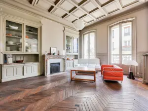 Duplex haussmannien avec toit-terrasse près de Gare du Nord — Paris 18e