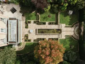 Demeure en brique et pierre avec jardin près de Paris — Lieu de séminaire et d'événement