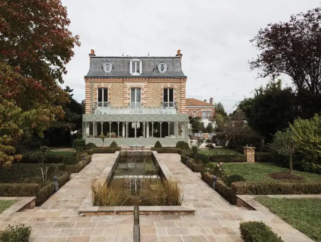 Demeure en brique et pierre avec jardin près de Paris — Lieu de séminaire et d'événement