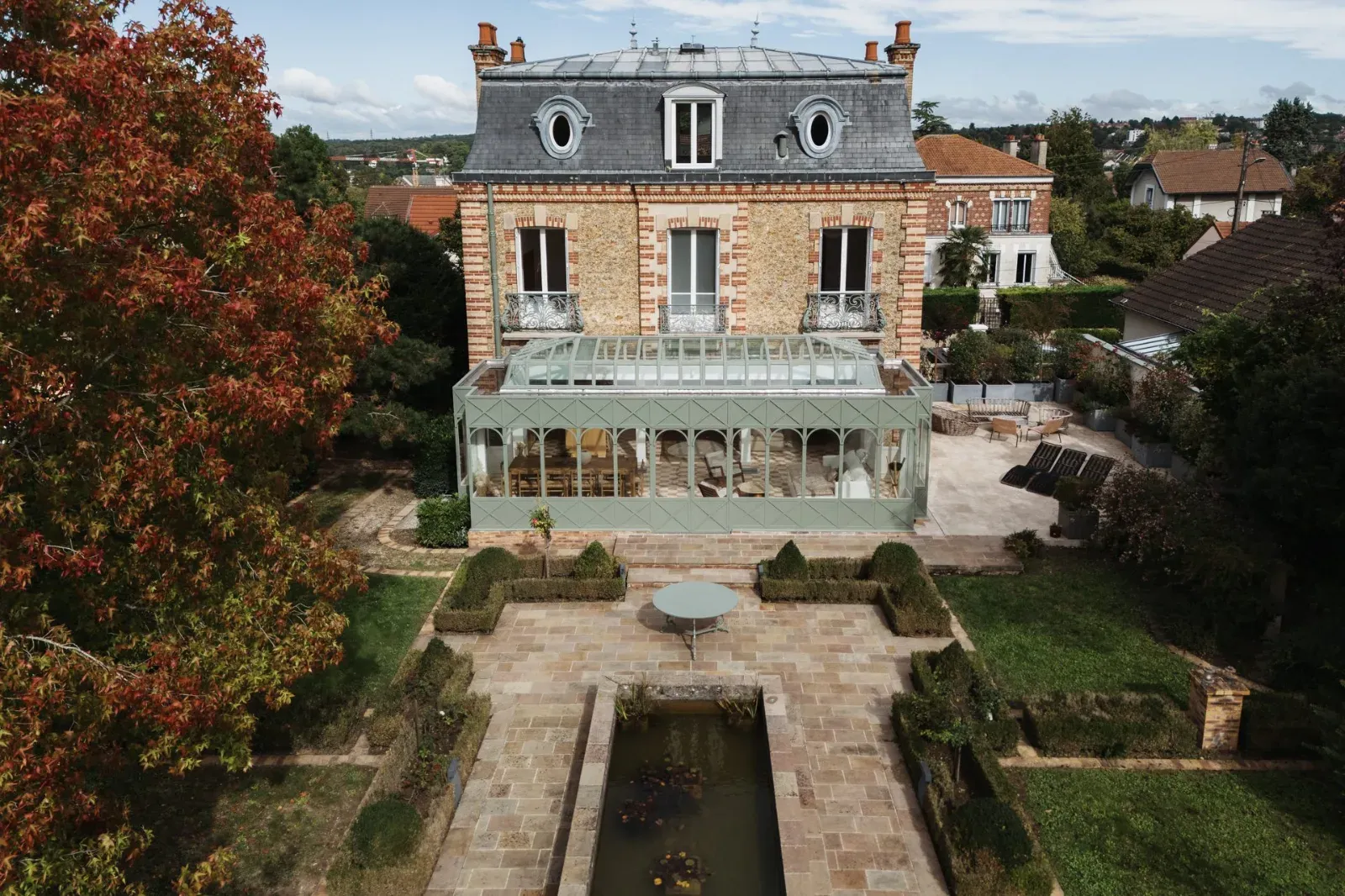 Demeure en brique et pierre avec jardin près de Paris — Lieu de séminaire et d'événement