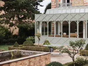 Demeure en brique et pierre avec jardin près de Paris — Lieu de séminaire et d'événement