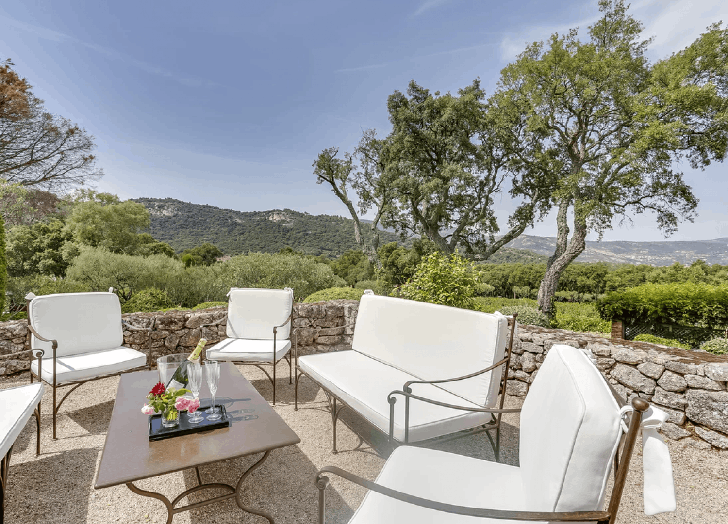 Sumptuous Villa in the heart of the scrubland