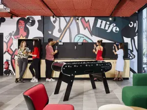 Lieu hybride pour événements à Issy-les-Moulineaux : espaces flexibles pour réunions et événements
