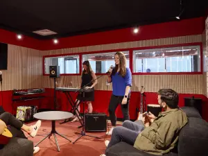 Lieu unique pour after-work, team building et podcasts à Issy-les-Moulineaux