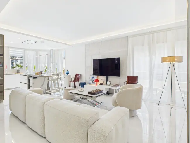 Modern Three-Bedroom Penthouse with Rooftop Terrace in Cannes