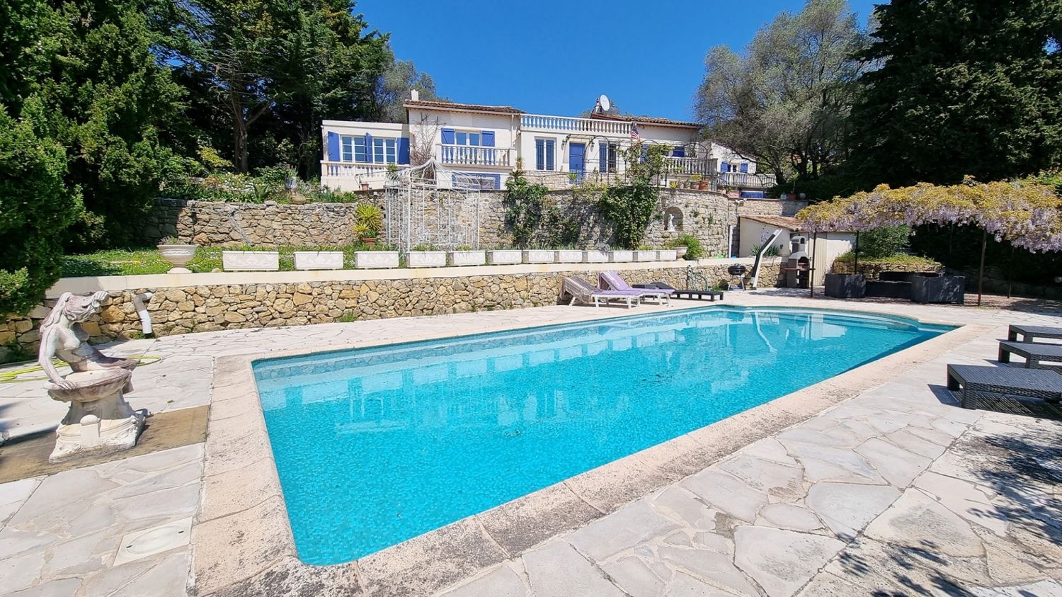 Large villa on the hills of Cannes