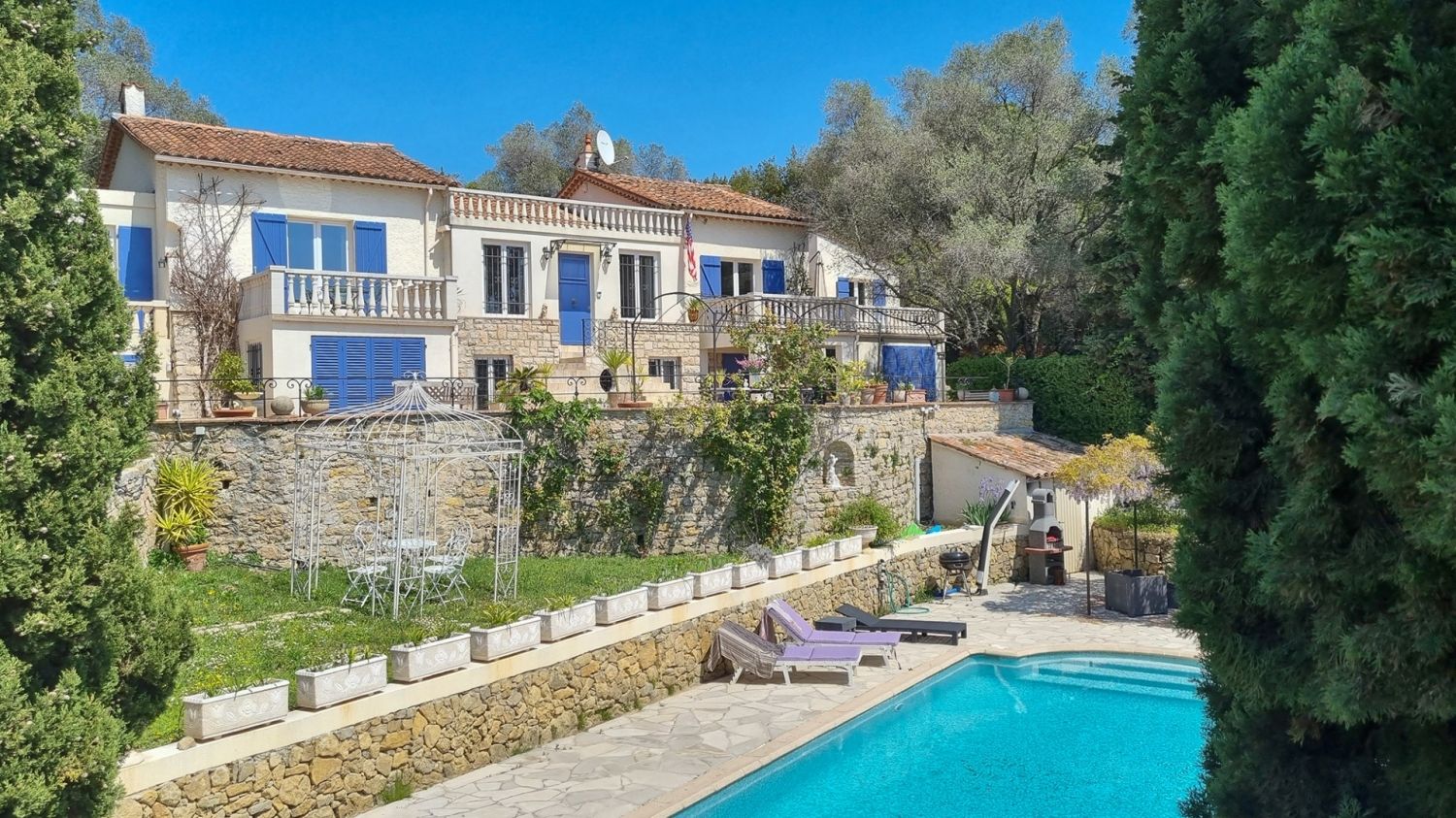 Large villa on the hills of Cannes