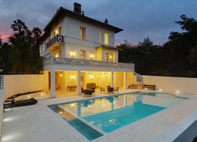 Central Cannes Villa, Large Pool Area,Perfect for Entertaining, 10 Minutes Walk to the Palais 