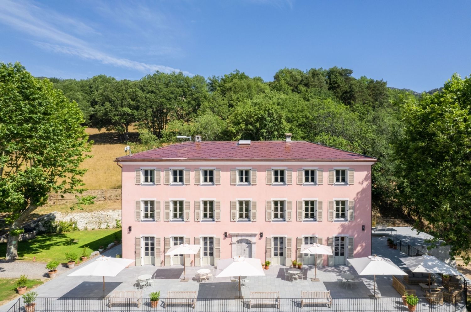Italian-Style Villa Wedding Venue in La Penne | 9-Hectare Park