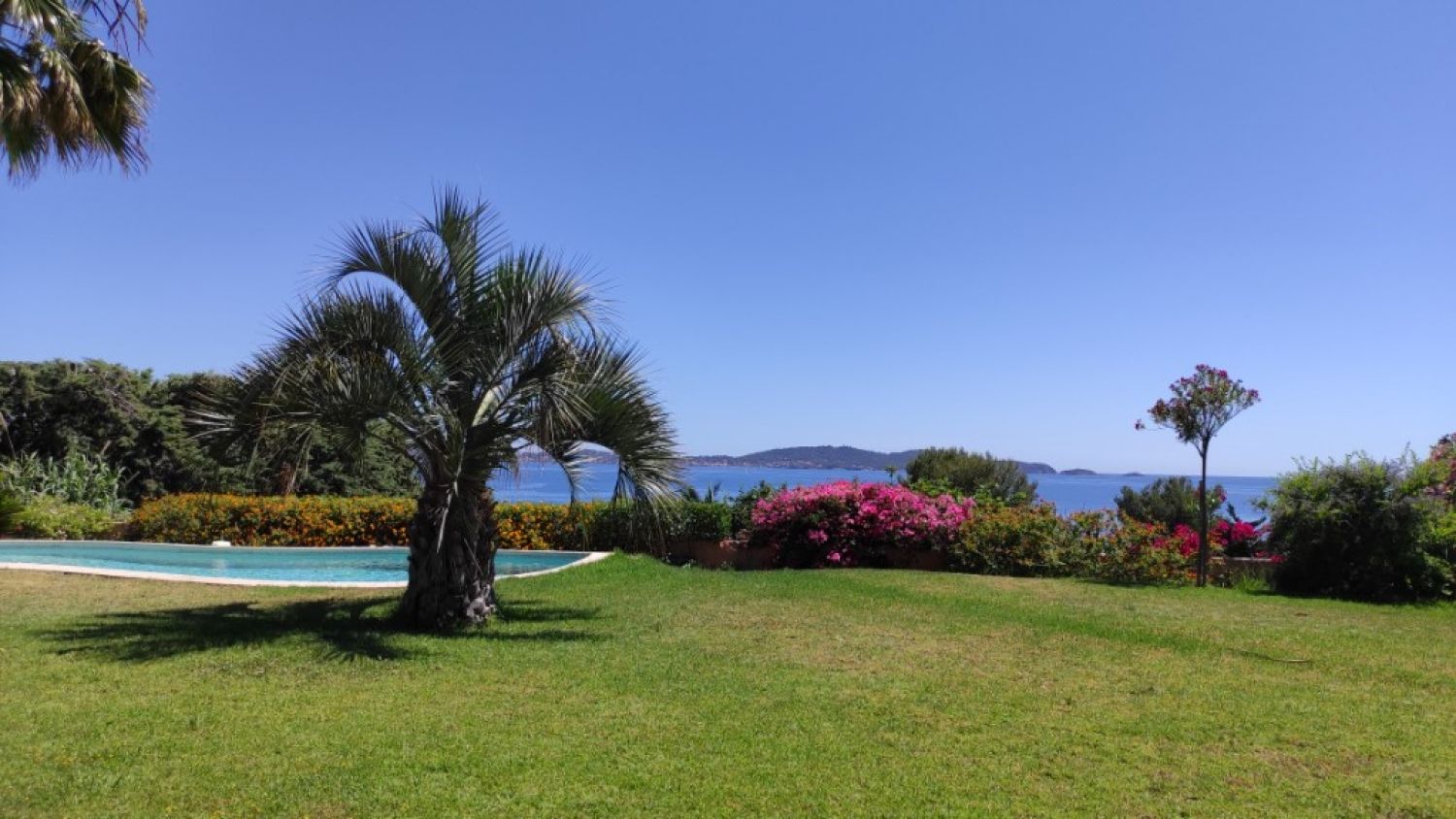 Magnifique Jardin de 450m² avec Vue sur Mer | Idéal pour Événements à Carqueiranne