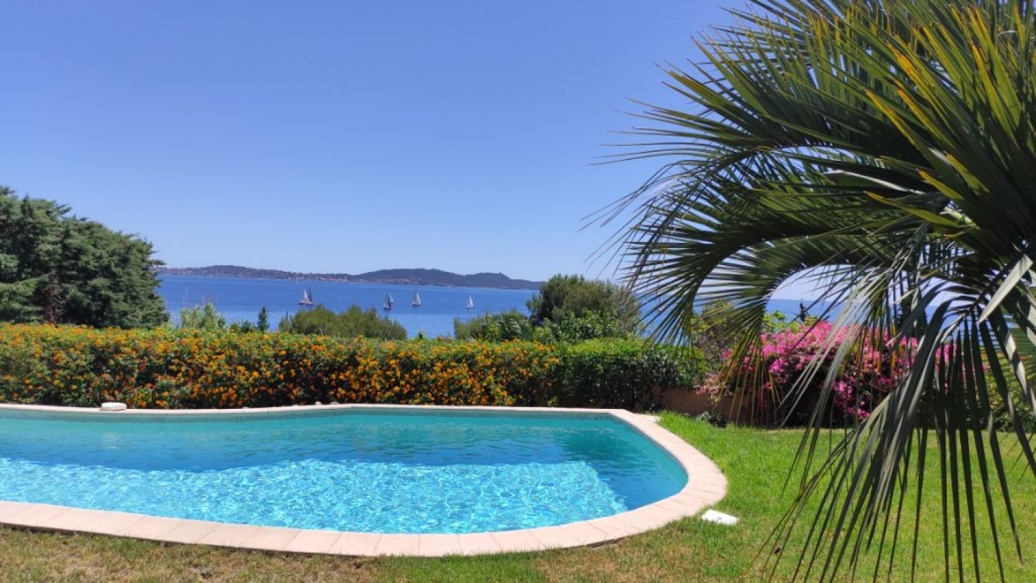 Magnifique Jardin de 450m² avec Vue sur Mer | Idéal pour Événements à Carqueiranne