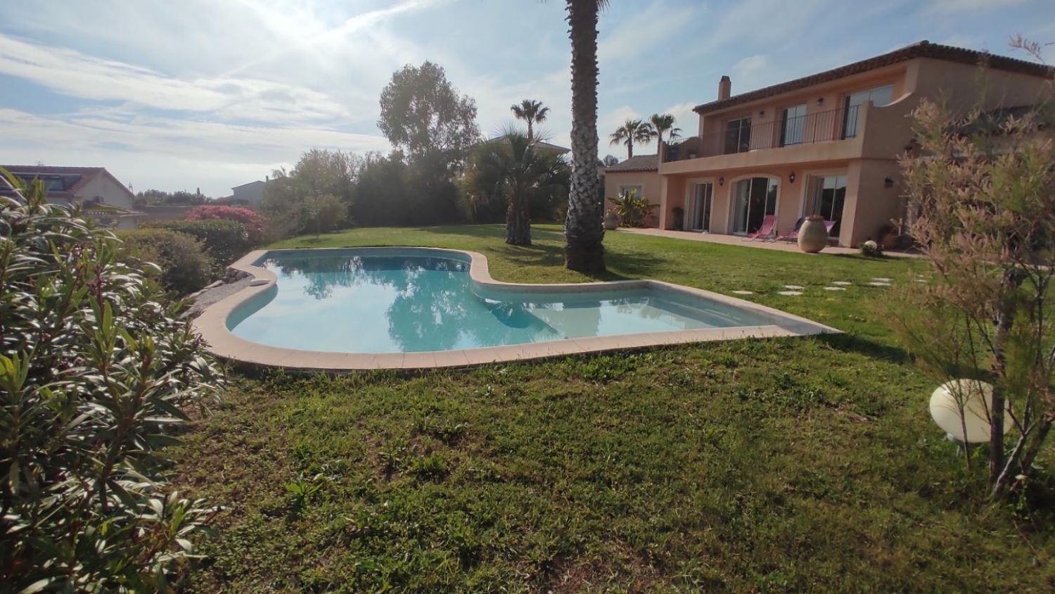 Magnifique Jardin de 450m² avec Vue sur Mer | Idéal pour Événements à Carqueiranne