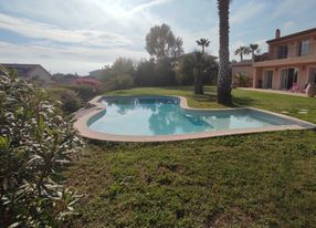 Magnificent garden with sea view