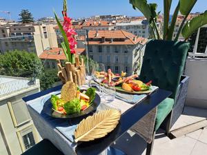 Salle de restaurant avec vue panoramique