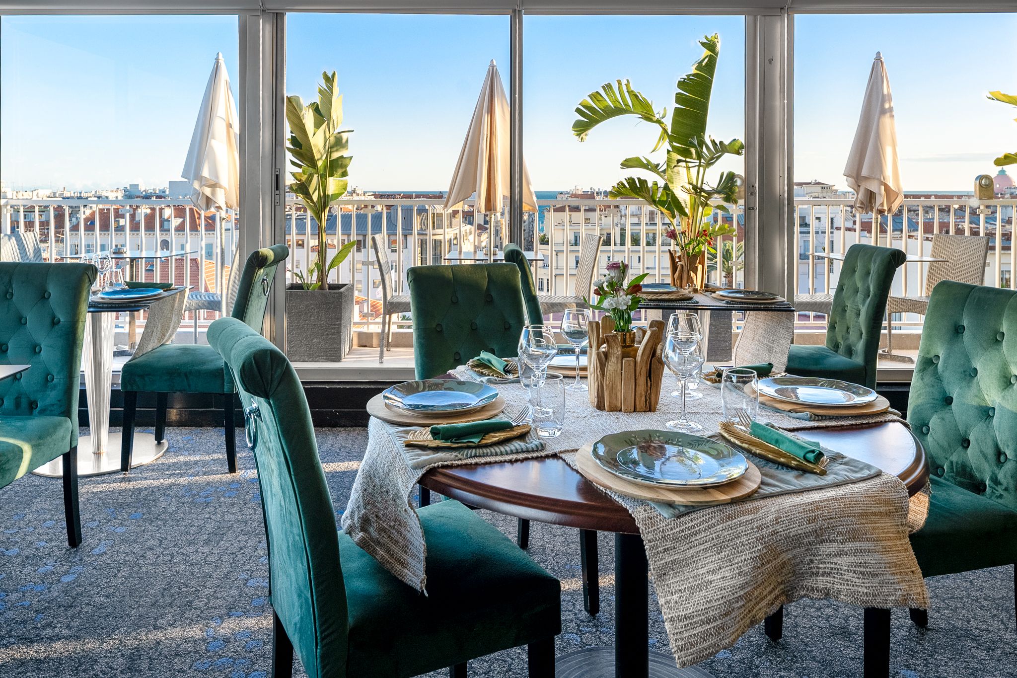 Salle de restaurant avec vue panoramique