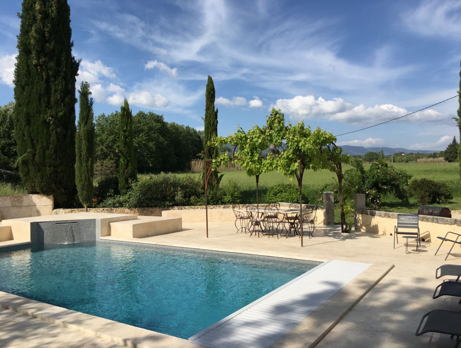 Provencal farmhouse with swimming pool and interior courtyard