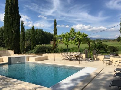 Provencal farmhouse with swimming pool and interior courtyard