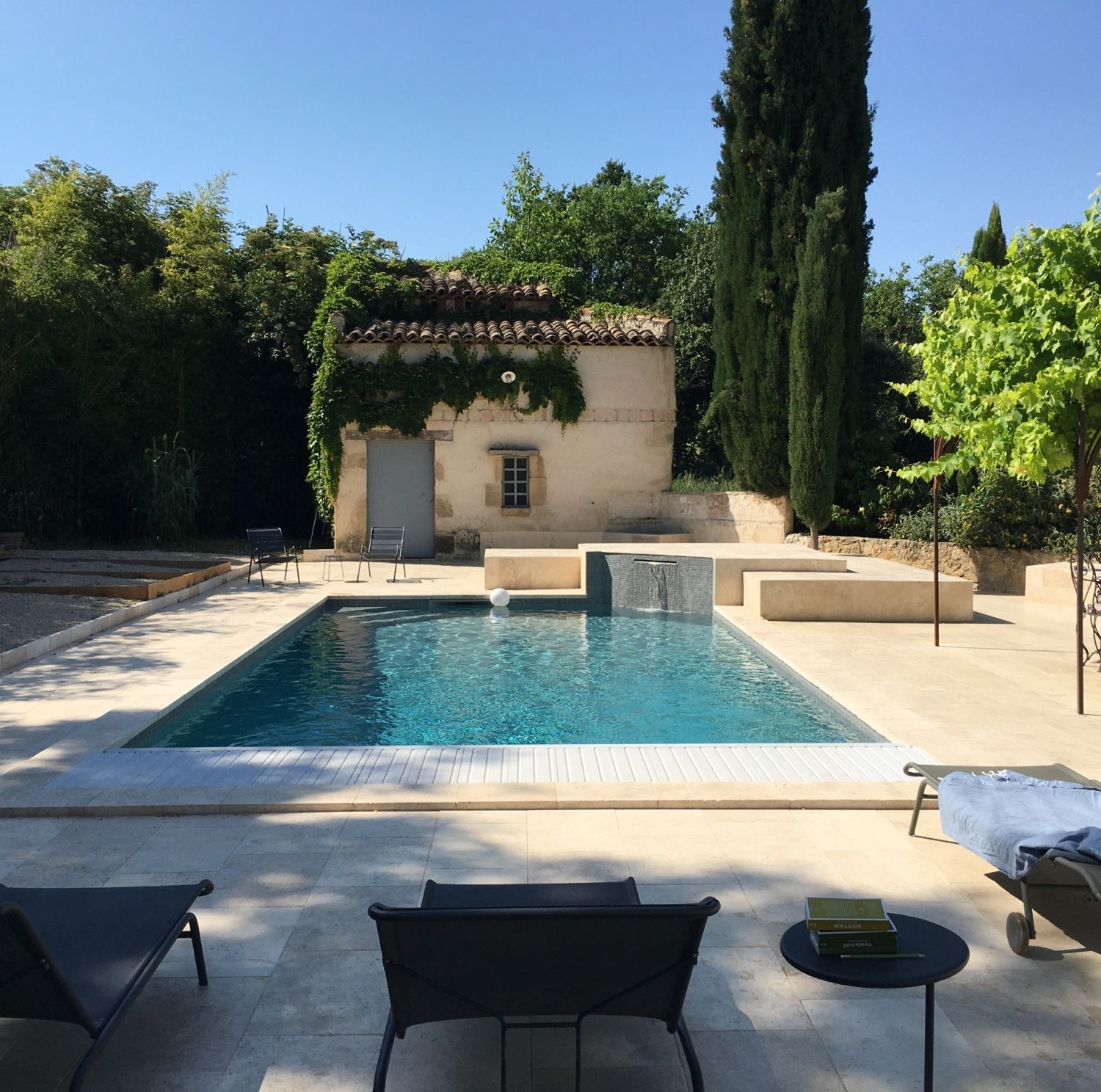Provencal farmhouse with swimming pool and interior courtyard