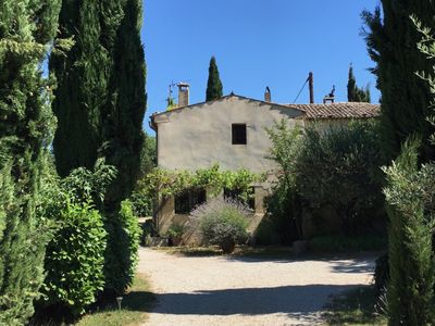Provencal farmhouse with swimming pool and interior courtyard