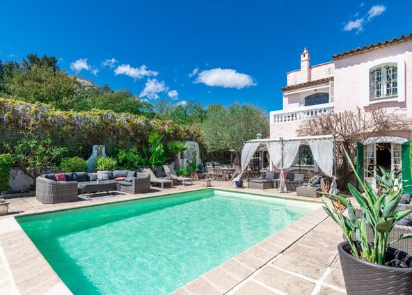 Cannes -Bas de Villa with splendid exotic and Mediterranean garden with swimming pool and sea view