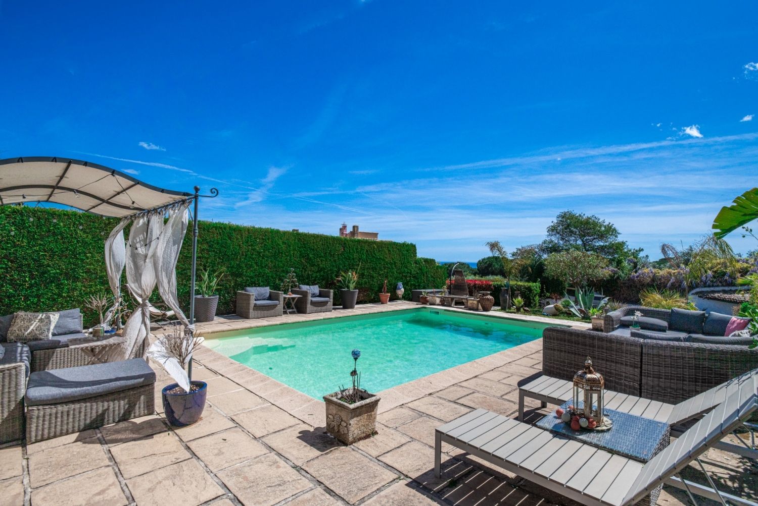 Cannes -Bas de Villa with splendid exotic and Mediterranean garden with swimming pool and sea view