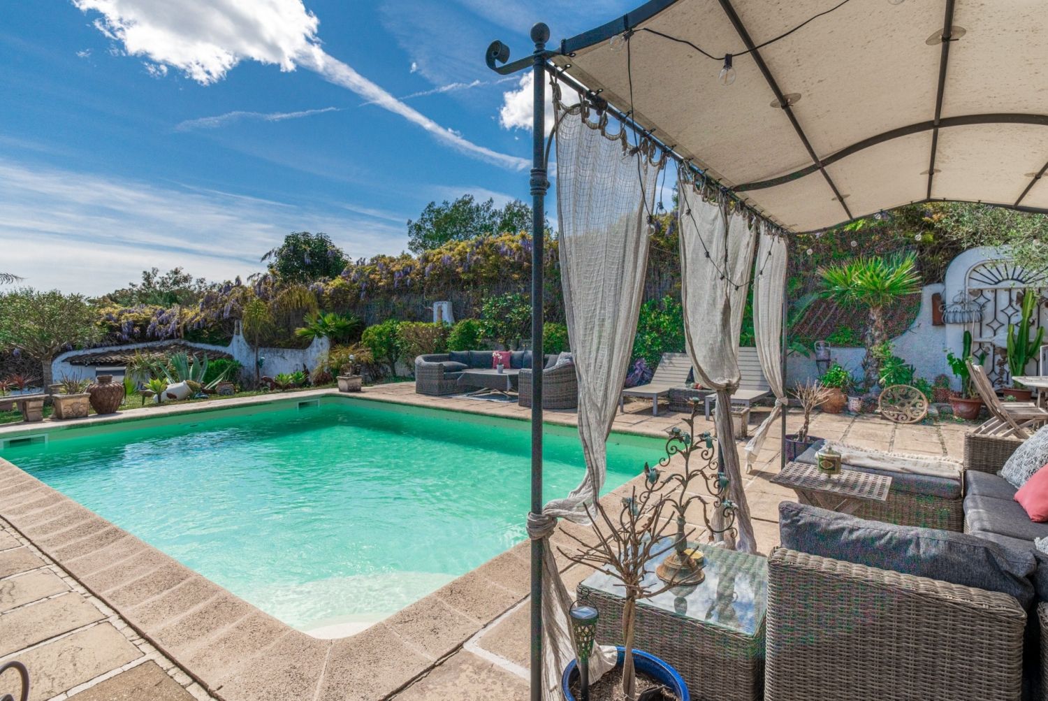 Cannes -Bas de Villa with splendid exotic and Mediterranean garden with swimming pool and sea view