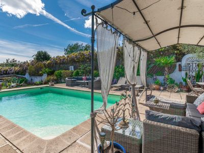 Scenic Cannes Garden with Pool & Sea View for Photoshoots