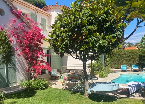 Garden and swimming pool in guest house 12 minutes walk from the Palais des Festivals