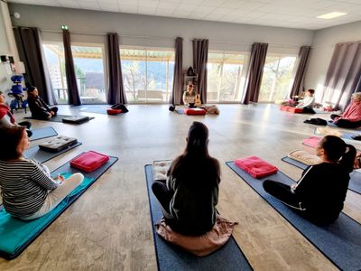 training room area, green seminar, yoga room