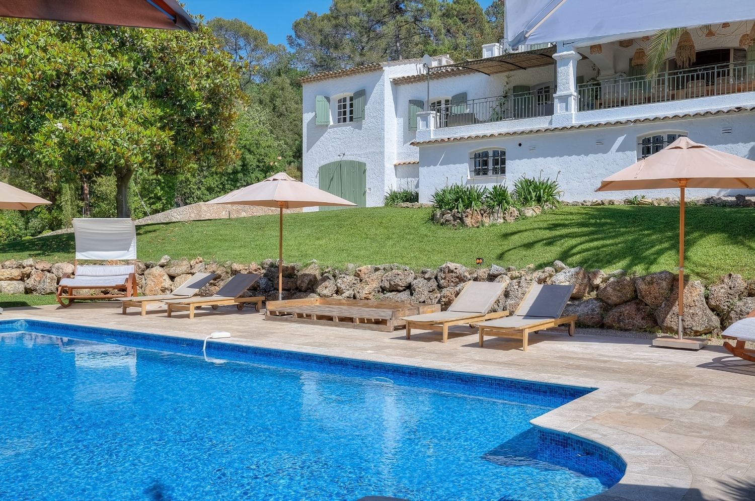Magnificent villa with swimming pool