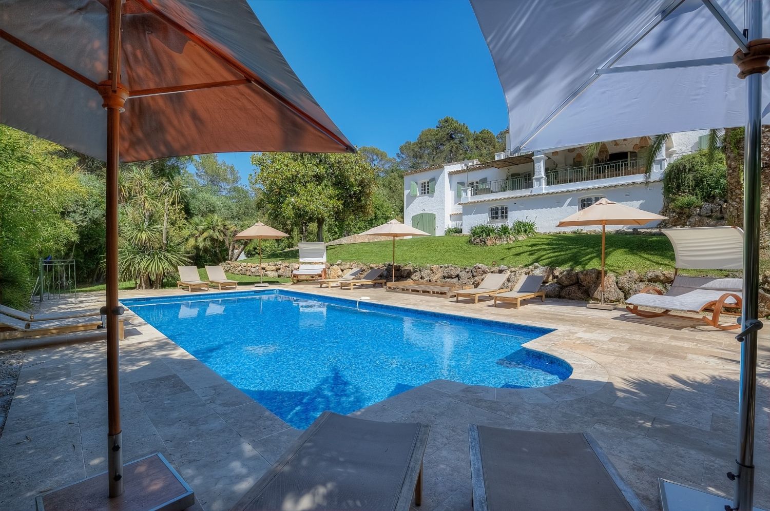 Magnificent villa with swimming pool