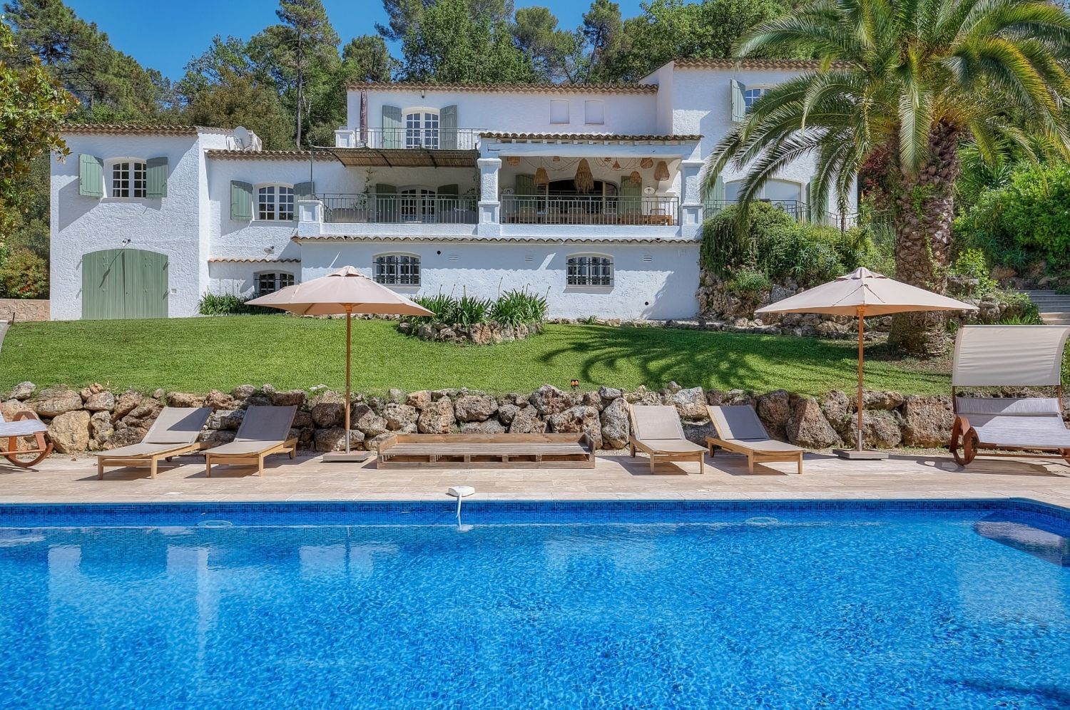 Magnificent villa with swimming pool