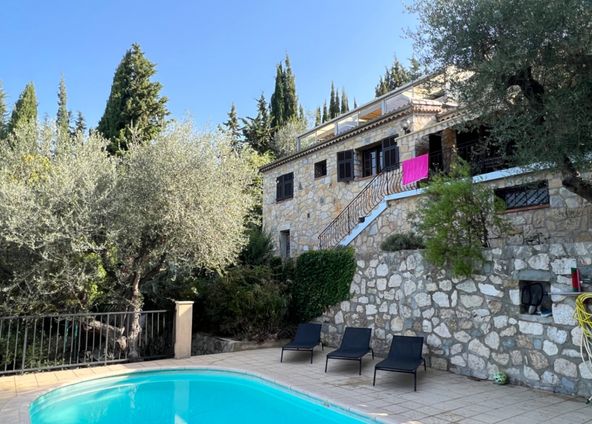 Beautiful villa with swimming pool sleeps 12 15 minutes from Nice