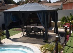 Heated swimming pool & bar in a relaxing setting