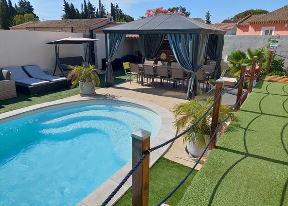 Heated swimming pool & bar in a relaxing setting