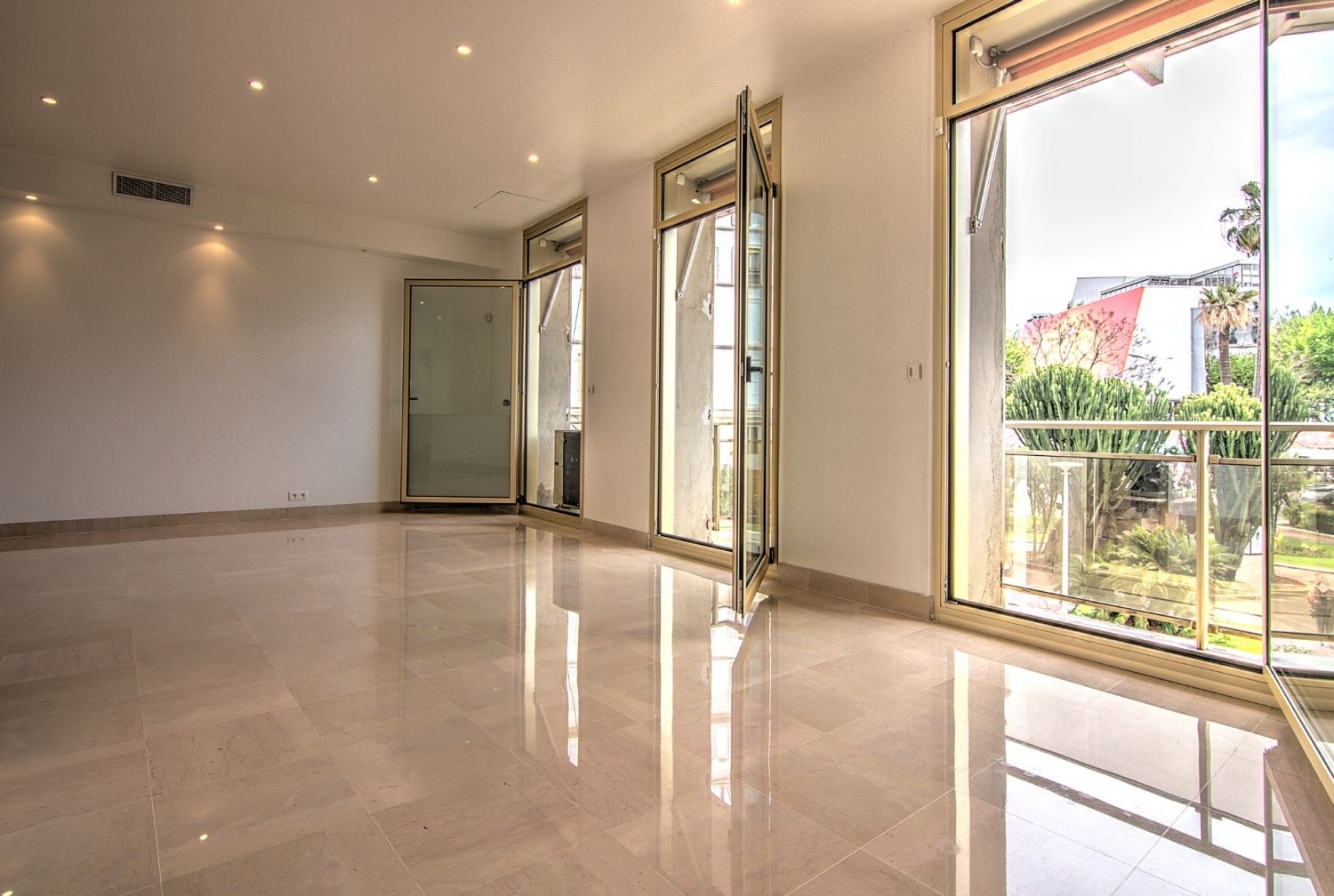Galerie polyvalent à Cannes en face du Palais des Festivals