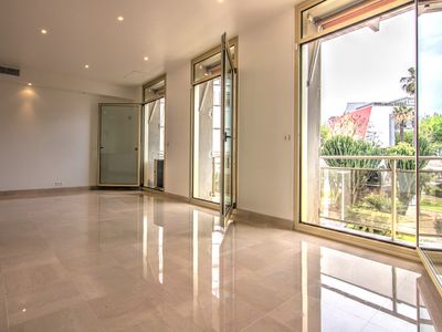 Versatile Gallery Space in Cannes Opposite the Palais des Festivals