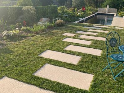 Piscine d'eau salée dans un cadre intime et sauvage