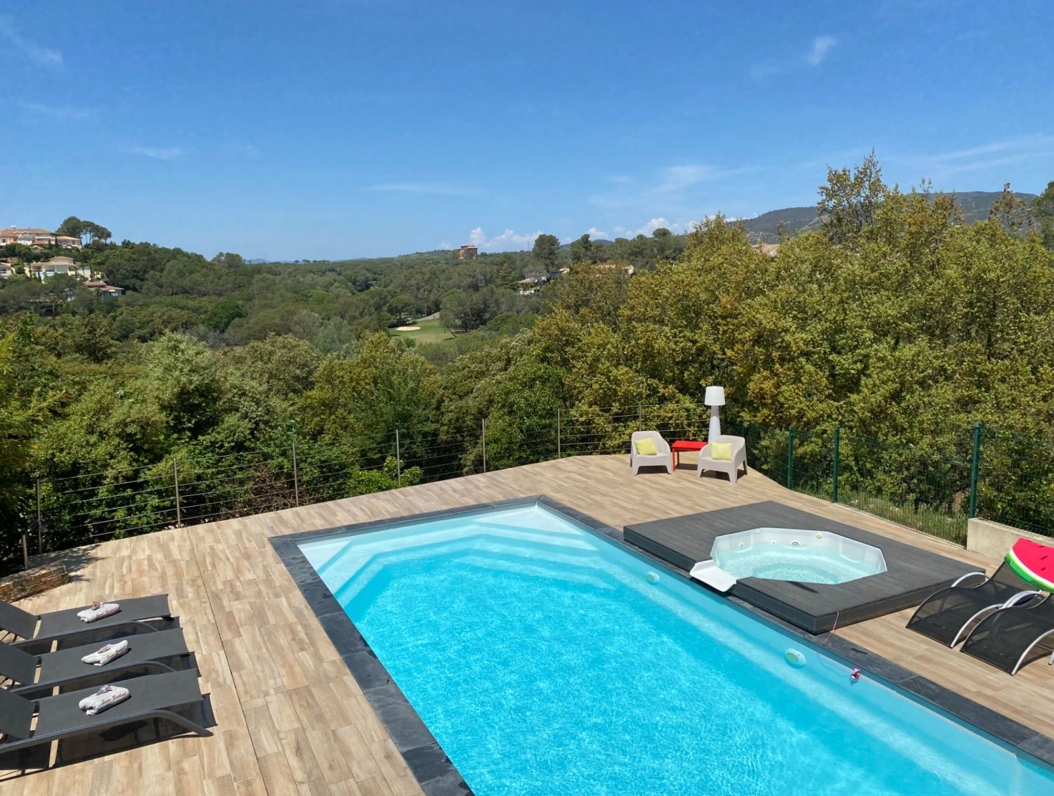Piscine à la vue splendide