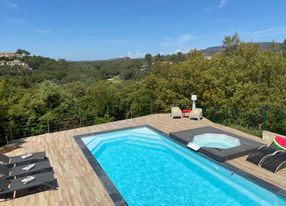 Swimming pool with splendid view