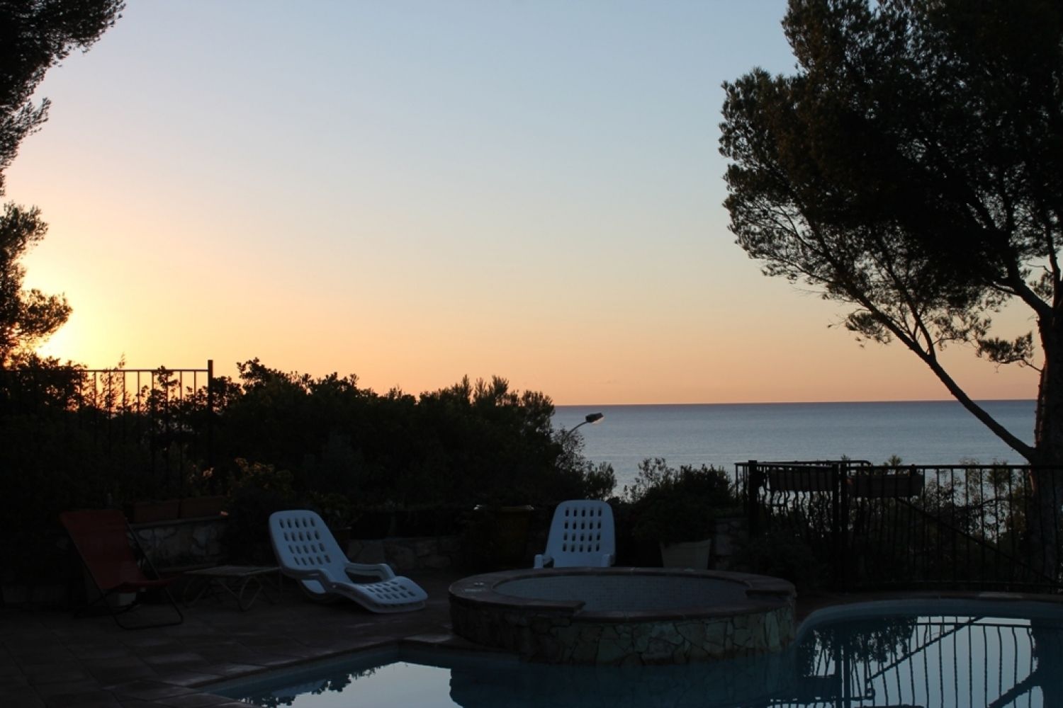 Provençal farmhouse with panoramic views of the Mediterranean