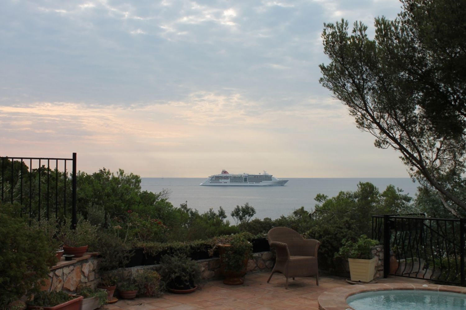 Mas provençal avec vue panoramique et sur la Méditerranée