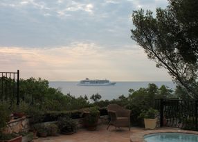 Provençal farmhouse with panoramic views of the Mediterranean