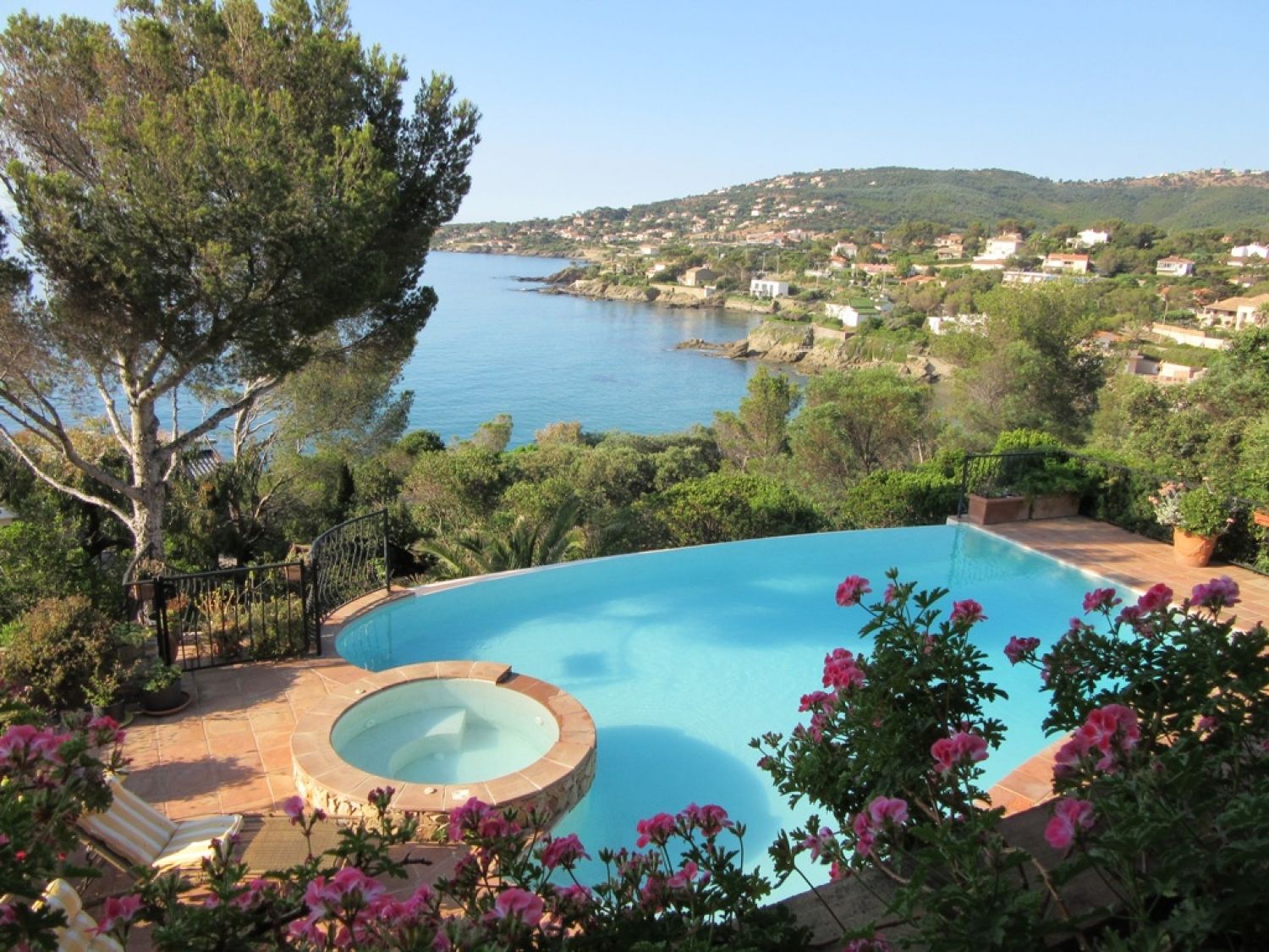 Mas provençal avec vue panoramique et sur la Méditerranée
