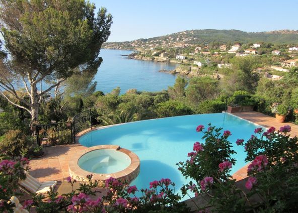 Provençal farmhouse with panoramic views of the Mediterranean