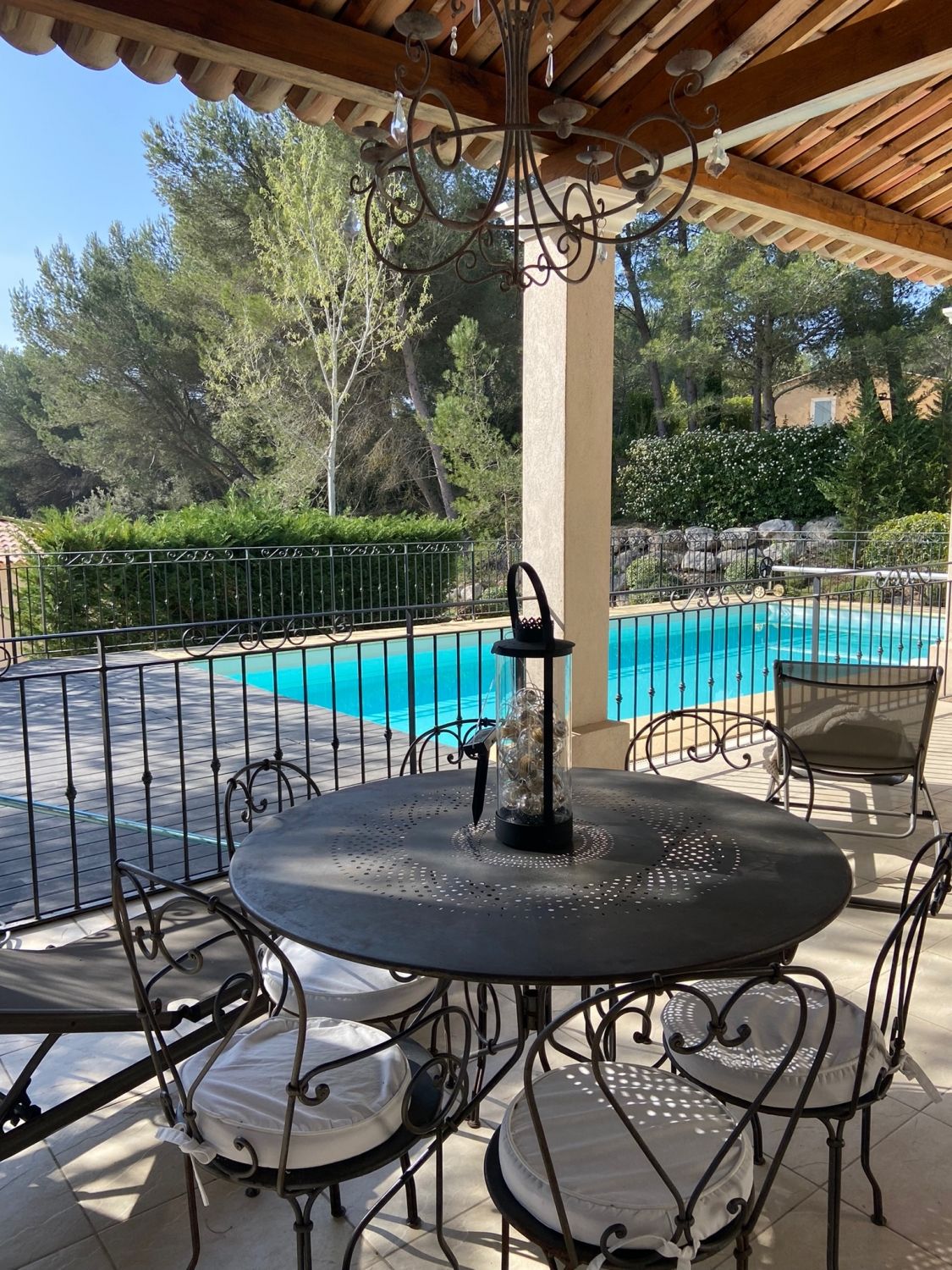 Villa swimming pool and covered terrace in the south of the Luberon