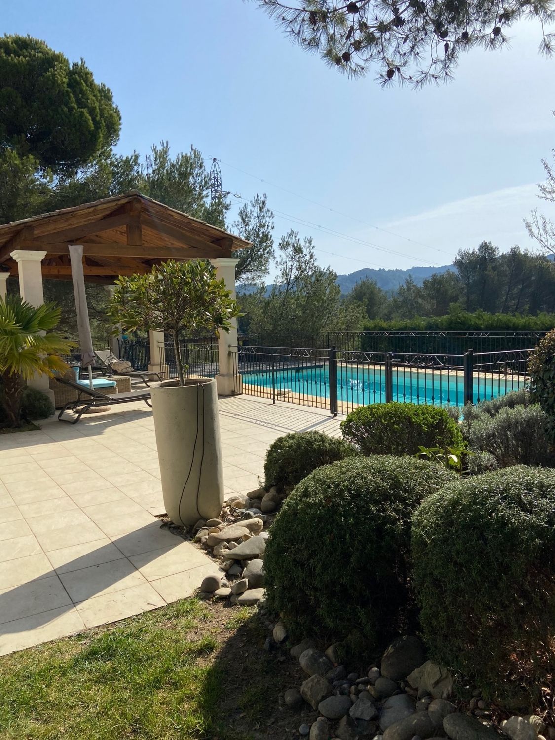 Villa swimming pool and covered terrace in the south of the Luberon
