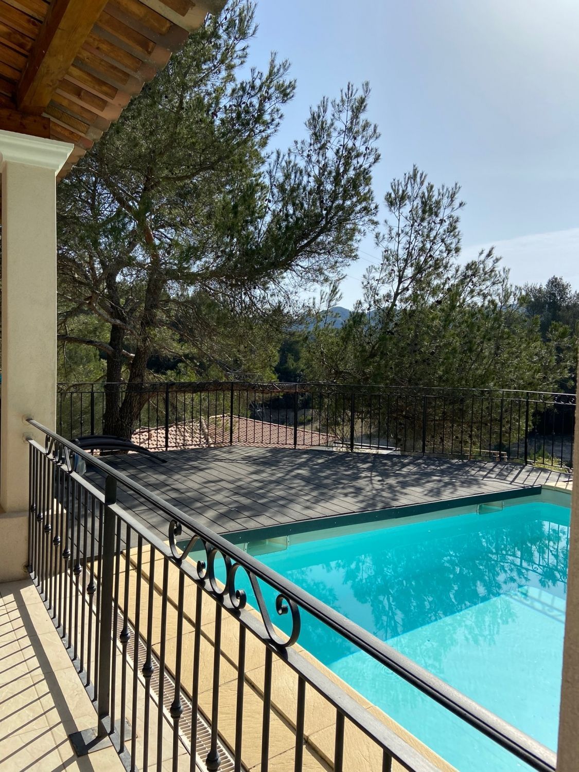 Villa swimming pool and covered terrace in the south of the Luberon