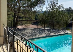 Villa swimming pool and covered terrace in the south of the Luberon