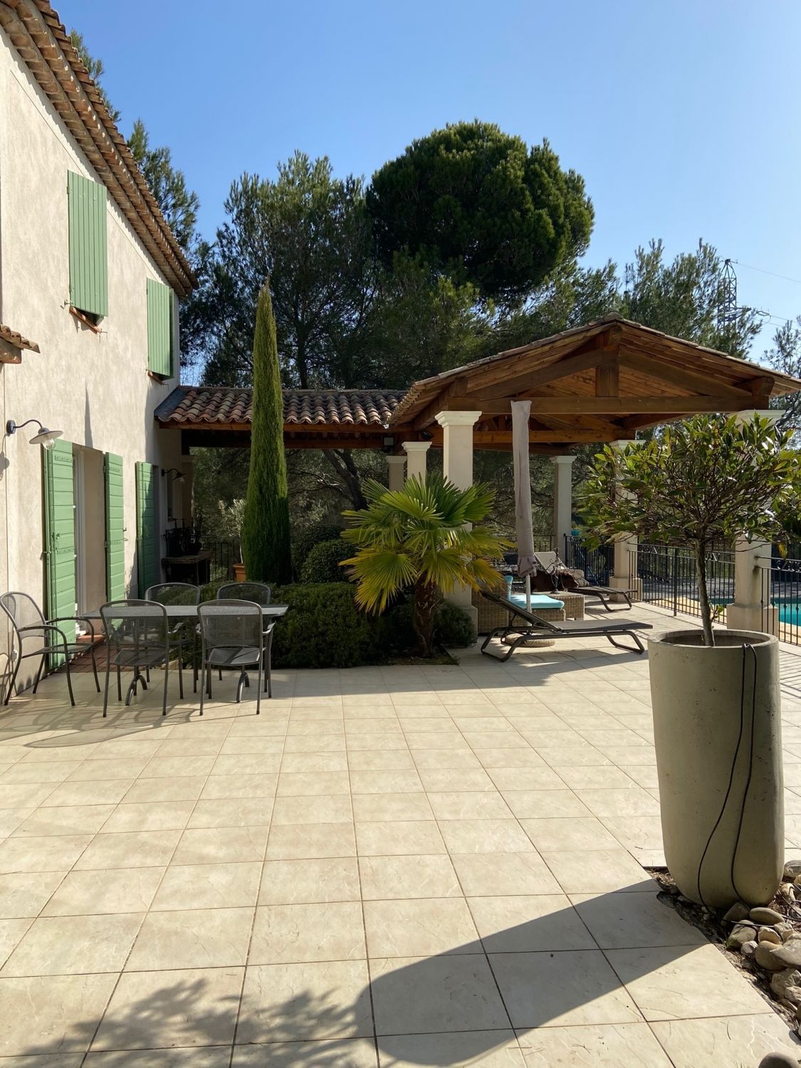 Villa swimming pool and covered terrace in the south of the Luberon